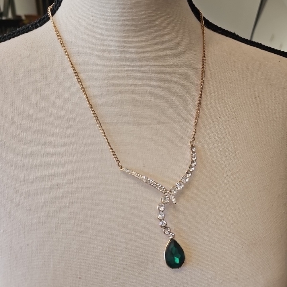 Elegant Faux Emerald Necklace